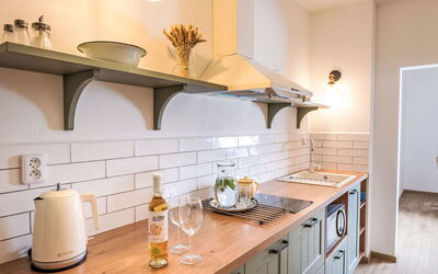 Bělá 100.6: Controsoffitto, Cabinetry, Proprietà, Mobilia, Cucina, Legna, Interior Design, Illuminazione, Bottiglia, Cappa Di Aspirazione