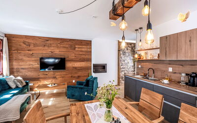 Maňava 100.1: Proprietà, Divano, Tavolo, Cabinetry, Legna, Cornice, Interior Design, Soggiorno, Pavimento, Pavimentazione