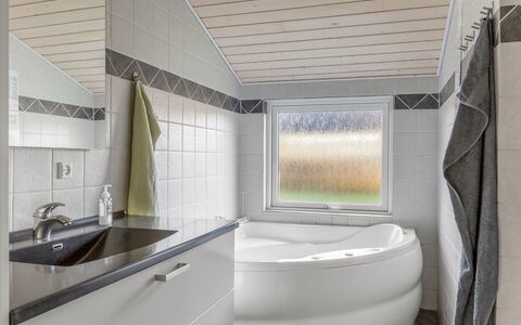 Næwe - 30Km from the Sea: Idraulico Fixture, Pavimentazione, Interior Design, Soffitto, Bagno, Pavimento, Idraulico, Rubinetto, Vasca Da Bagno, Lavello