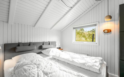 Emin - 700M from the Sea: Camera Da Letto, Legna, Bedding, Lenzuolo, Letto, Soffitto, Telaio Del Letto, Biancheria, Cuscino, Design