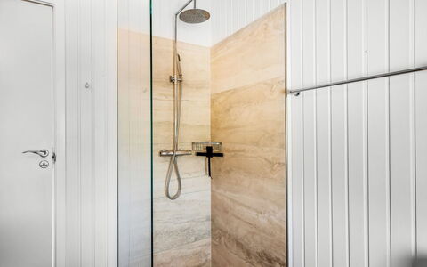 Emin - 700M from the Sea: Pavimentazione, Legna, Pavimento, Idraulico Fixture, Interior Design, Bagno, Idraulico, Piastrella, Doccia, Doccia Porta