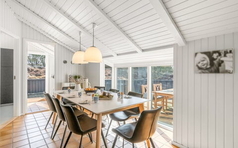 Emin - 700M from the Sea: Legna, Interior Design, Soffitto, Pavimentazione, Pavimento, Cucina & Sala Da Pranzo Tavolo, Pavimento In Legno, Casa, Sala Da Pranzo, Sedia