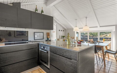 Emin - 700M from the Sea: Cucina, Pavimentazione, Legna, Controsoffitto, Cabinetry, Apparecchio Major, Interior Design, Elettrodomestico Da Cucina, Pavimento, Soffitto