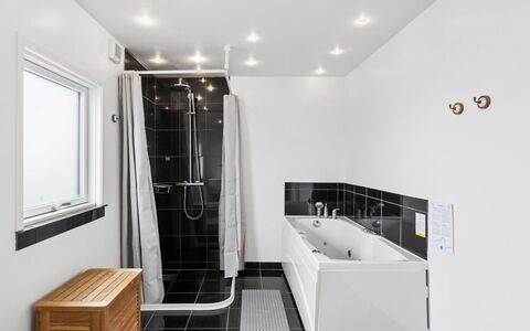 Ubavka - 101M from the Sea: Pavimentazione, Idraulico Fixture, Interior Design, Pavimento, Bagno, Soffitto, Idraulico, Rubinetto, Lavello, Piastrella