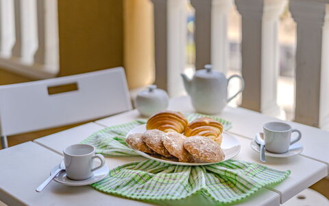 La Perla: Cibo, Tavolo, Tavola, Mobilia, Dishware, Piatto, Tazza, Bicchieri, Serveware, Interior Design