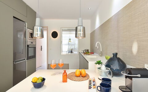 New Velsuites Ii: Proprietà, Cibo, Tavolo, Cabinetry, Tavola, Interior Design, Arancia, Cucina, Pavimento