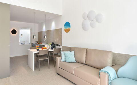 New Velsuites Ii: Divano, Mobilia, Tavolo, Interior Design, Comfort, Soggiorno, Divano Letto, Costruzione, Pavimento