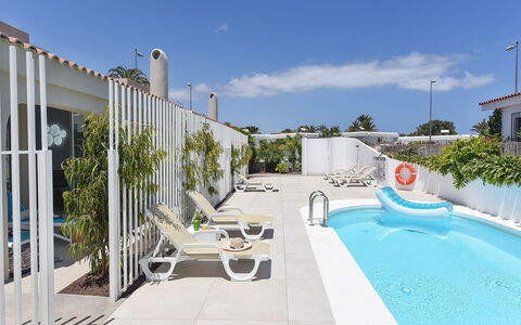 New Velsuites Ii: Cielo, Acqua, Nube, Costruzione, Pianta, Azzurro, Piscina, Shade, Mobili Da Esterno, Condominio