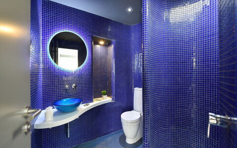 New Velsuites Ii: Specchio, Idraulico Fixture, Proprietà, Viola, Blu, Bagno, Lavello, Azzurro, Interior Design, Architettura