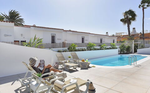 New Velsuites Ii: Acqua, Cielo, Piscina, Pianta, Costruzione, Mobili Da Esterno, Shade, Albero, Condominio, Tempo Libero