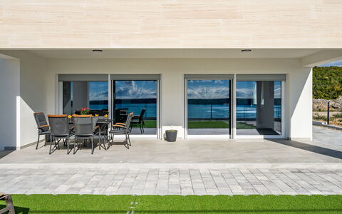 Silencia: Mobilia, Finestra, Shade, Sedia, Interior Design, Pianta, Pavimentazione, Pavimento, Costruzione, Mobili Da Esterno