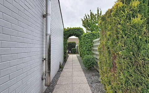 Reynaertpark with Parking: Parete, Verde, Arbusto, Groundcover, Hedge, Giardino, Passerella, Driveway, Landscaping