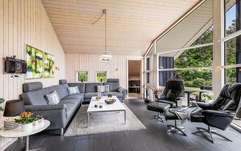 Fritzi - 1.7Km from the Sea: Divano, Soggiorno, Casa, Interior Design, Mobilia, Soffitto, Sedia, Design