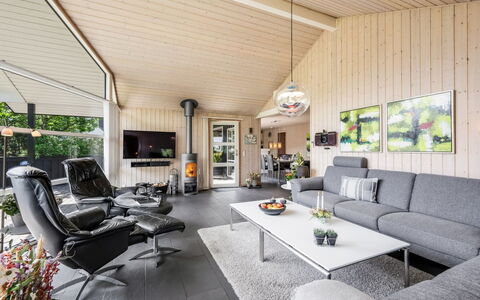 Fritzi - 1.7Km from the Sea: Divano, Soggiorno, Interior Design, Casa, Soffitto, Lampada, Pianta Della Casa, Sedia, Divano Letto