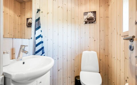 Fritzi - 1.7Km from the Sea: Legna, Toilet Seat, Idraulico Fixture, Pavimentazione, Gabinetto, Bagno, Pavimento, Interior Design, Lavello, Lavandino Del Bagno