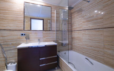 Cap-Negret: Rubinetto, Idraulico Fixture, Specchio, Proprietà, Lavello, Bagno, Mobiletto Del Bagno, Legna, Costruzione, Interior Design