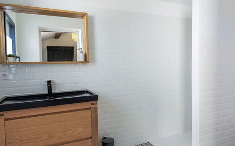 Er Blei Mor: Specchio, Cabinetry, Mobiletto Del Bagno, Rubinetto, Costruzione, Bagno, Lavello, Legna, Interior Design