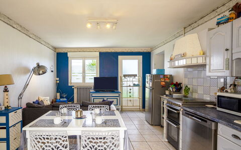 La Maison du Bonheur: Cabinetry, Controsoffitto, Elettrodomestico Da Cucina, Elettrodomestico, Cucina, Illuminazione, Cucina Stufa, Interior Design, Pavimento, Stufa A Gas