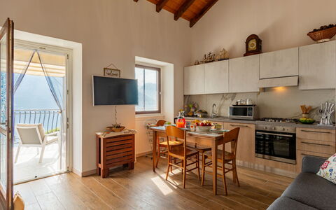 Home2Sunrise: Mobilia, Tavolo, Legna, Interior Design, Architettura, Controsoffitto, Pavimentazione, Pavimento, Latifoglie, Soggiorno