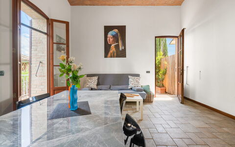 Torri 15 Holiday Home: Pianta, Costruzione, Cornice, Fiore, Pianta Della Casa, Legna, Pavimentazione, Interior Design, Pavimento, Vaso Di Fiori