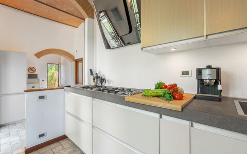 Torri 15 Holiday Home: Controsoffitto, Cabinetry, Cibo, Costruzione, Cucina Stufa, Cucina, Elettrodomestico Da Cucina, Legna, Lavello, Interior Design