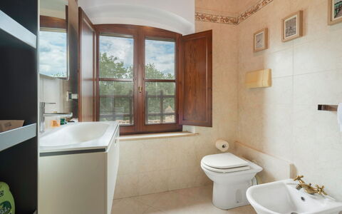 Torri 15 Holiday Home: Marrone, Idraulico Fixture, Proprietà, Finestra, Lavello, Mobiletto Del Bagno, Rubinetto, Bagno, Interior Design