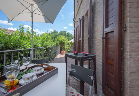 Torri 15 Holiday Home: Cielo, Costruzione, Proprietà, Tavolo, Mobilia, Nube, Tavola, Finestra, Architettura, Vaso Di Fiori