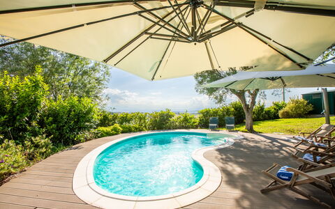 Villa Gelso: Acqua, Pianta, Natura, Piscina, Shade, Albero, Cielo, Costruzione, Tempo Libero, Ombrello