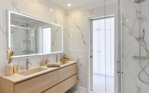 Meloneras Hills 16: Interior Design, Idraulico Fixture, Pavimentazione, Pavimento, Mobiletto Del Bagno, Bagno, Specchio, Lavandino Del Bagno, Lavello, Rubinetto