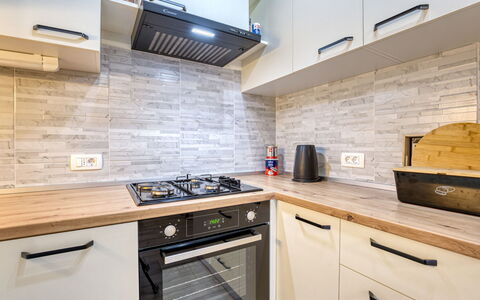 Zora: Cabinetry, Costruzione, Controsoffitto, Proprietà, Elettrodomestico Da Cucina, Cucina, Cucina Stufa, Legna, Casa, Pavimento