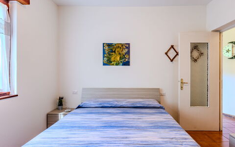 Caria 1: Finestra, Azzurro, Dipingere, Costruzione, Legna, Interior Design, Shade, Cornice, Pavimento
