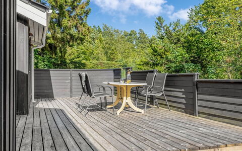 Brunetta - 350M from the Sea: Legna, Casa, Portico, Deck, Latifoglie, Tetto, Color Legno, Pavimento In Legno, Eco Hotel