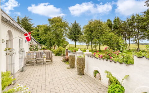 Ømunde - 1.8Km from the Sea: Blu, Arbusto, Villetta, Groundcover, Giardino, Estate, Shade, Landscaping, Agriturismo, Eco Hotel