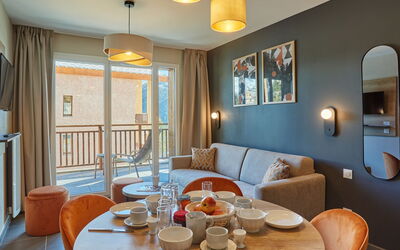 Auron 300: Tavolo, Proprietà, Mobilia, Divano, Azzurro, Tavola, Legna, Sedia, Illuminazione, Lampada