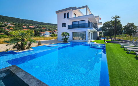 Noel: Acqua, Pianta, Costruzione, Cielo, Proprietà, Piscina, Blu, Finestra, Azzurro, Rettangolo