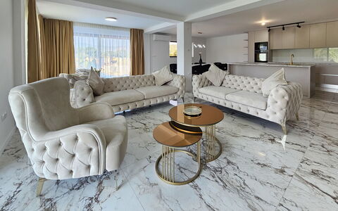 Noel: Divano, Mobilia, Tavolo, Comfort, Interior Design, Divano Letto, Legna, Soggiorno, Pavimento, Cornice