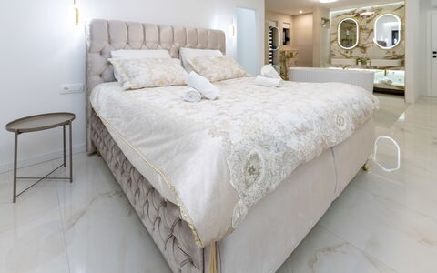 Noel: Letto, Interior Design, Camera Da Letto, Mobilia, Pavimentazione, Pavimento, Bedding, Lenzuolo, Biancheria, Tessile