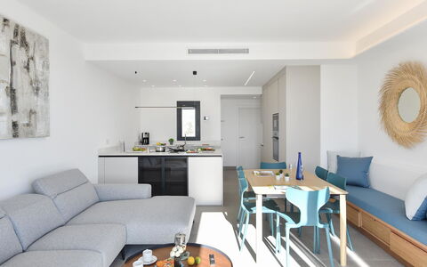 Yucas 1: Tavolo, Mobilia, Divano, Proprietà, Soggiorno, Illuminazione, Interior Design, Cornice, Pavimento