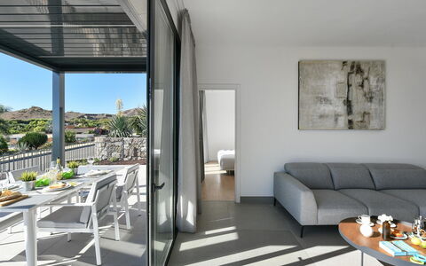 Yucas 1: Tavolo, Mobilia, Proprietà, Pianta, Divano, Costruzione, Comfort, Shade, Interior Design, Porta