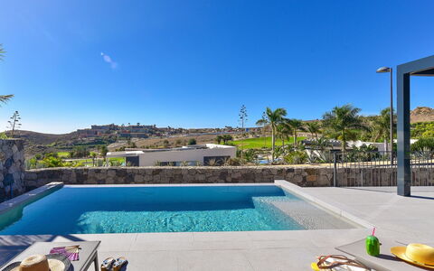 Yucas 1: Acqua, Cielo, Pianta, Piscina, Azzurro, Albero, Mobili Da Esterno, Tempo Libero, Zona Residenziale, Condominio