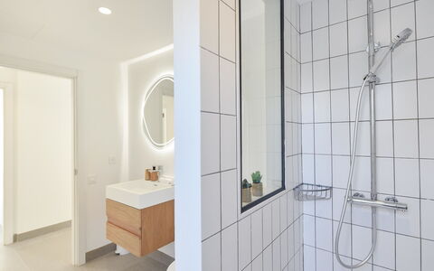 Yucas 1: Idraulico Fixture, Rubinetto, Specchio, Lavello, Bagno, Costruzione, Interior Design, Legna, Pavimento
