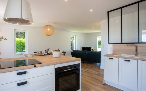 Le Bigorneau Préfaillais: Cabinetry, Controsoffitto, Proprietà, Mobilia, Cucina, Costruzione, Legna, Cassetto, Interior Design, Illuminazione