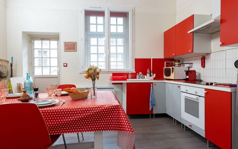Saint Benoît: Mobilia, Tavolo, Proprietà, Cabinetry, Finestra, Controsoffitto, Interior Design, Architettura, Legna, Cucina Stufa