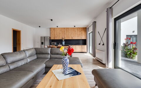 Villa Klaudio: Pianta, Proprietà, Mobilia, Fiore, Divano, Pianta Della Casa, Comfort, Tavolo, Legna, Interior Design