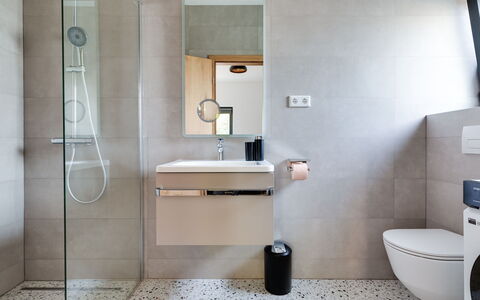 Villa Klaudio: Specchio, Proprietà, Idraulico Fixture, Lavandino Del Bagno, Lavello, Costruzione, Rubinetto, Bagno, Interior Design, Pavimento