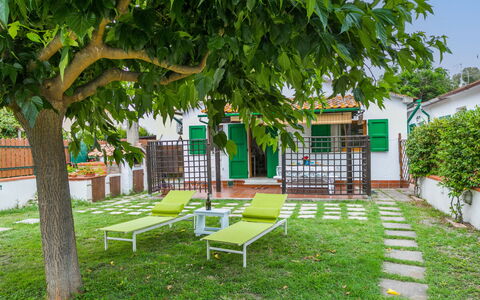 Chalet la Mazzanta: Pianta, Panchina, Botanica, Foglia, Natura, Albero, Shade, Mobili Da Esterno, Erba, Tempo Libero
