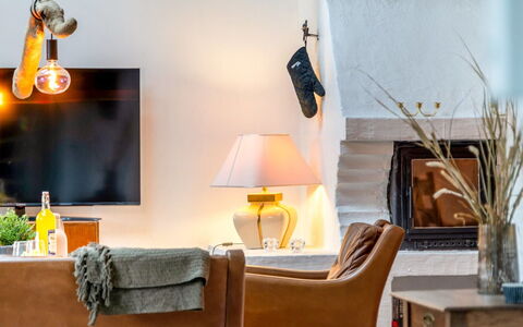 Thorgot - 3Km from the Sea: Mobilia, Interior Design, Parete, Soggiorno, Casa, Divano, Illuminazione, Camera, Lampada, Cornice