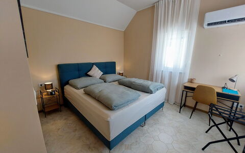 Buk City Apartments * * *: Legna, Tessile, Camera Da Letto, Pavimento, Interior Design, Pavimentazione, Lenzuolo, Letto, Bedding, Camera