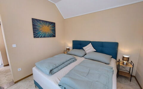 Buk City Apartments * * *: Mobilia, Interior Design, Legna, Camera Da Letto, Letto, Pavimento, Pavimentazione, Tessile, Camera, Biancheria