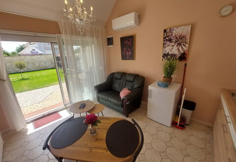 Buk City Apartments * * *: Mobilia, Pavimentazione, Interior Design, Pavimento, Illuminazione, Camera, Soggiorno, Casa, Sedia, Soffitto